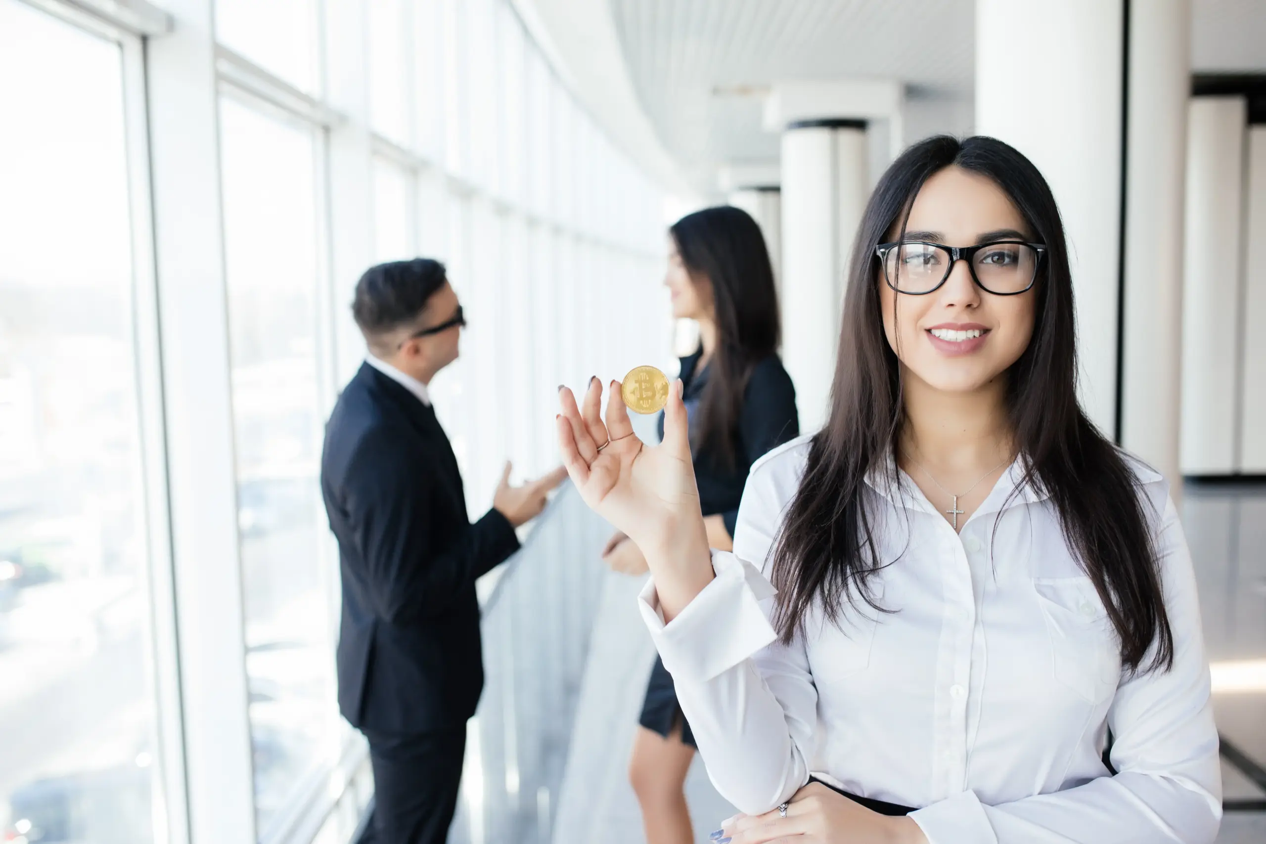 blockchain investment concept business woman leader holding bitcoin front discussing team office (1)