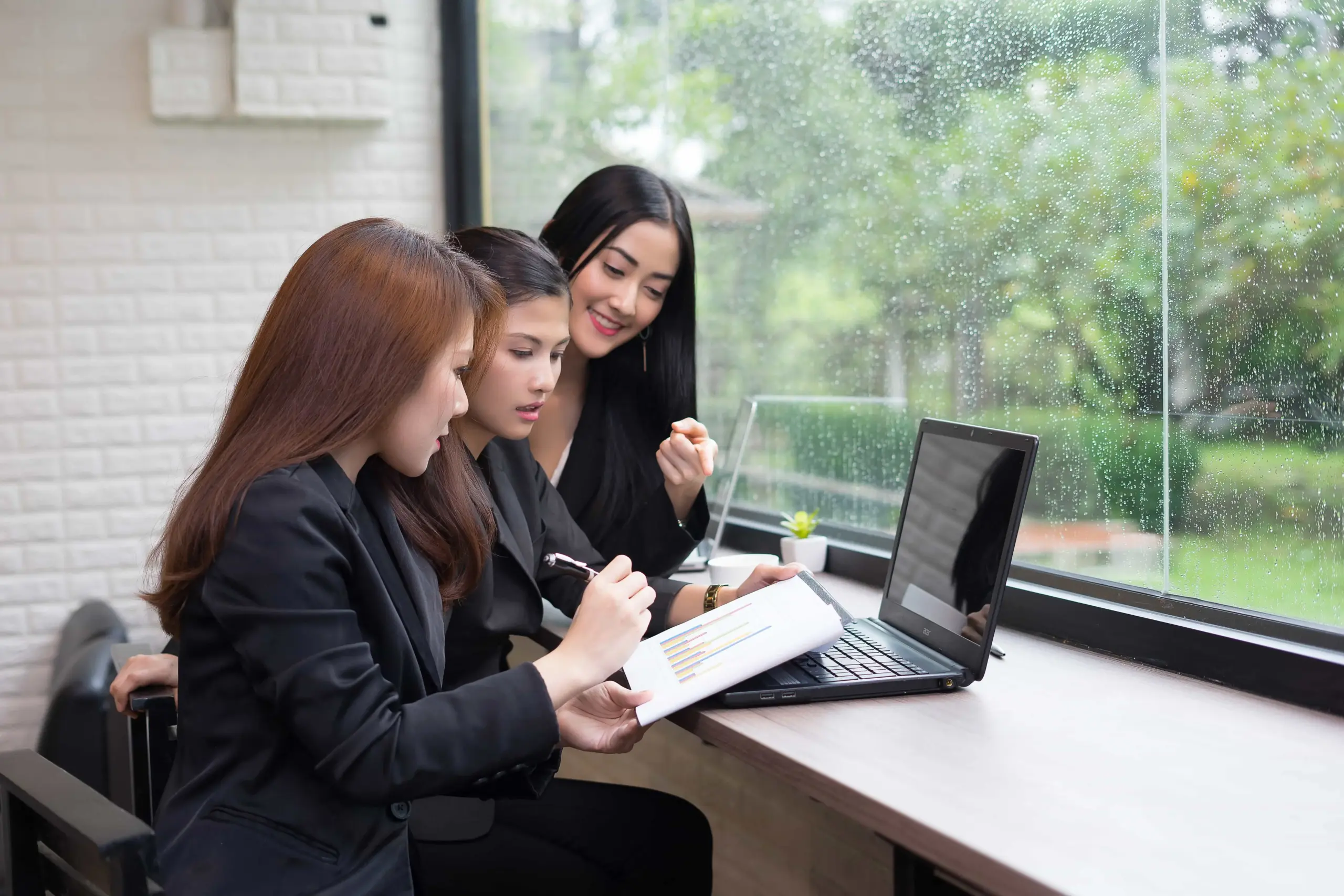 group business women having meeting office (1)