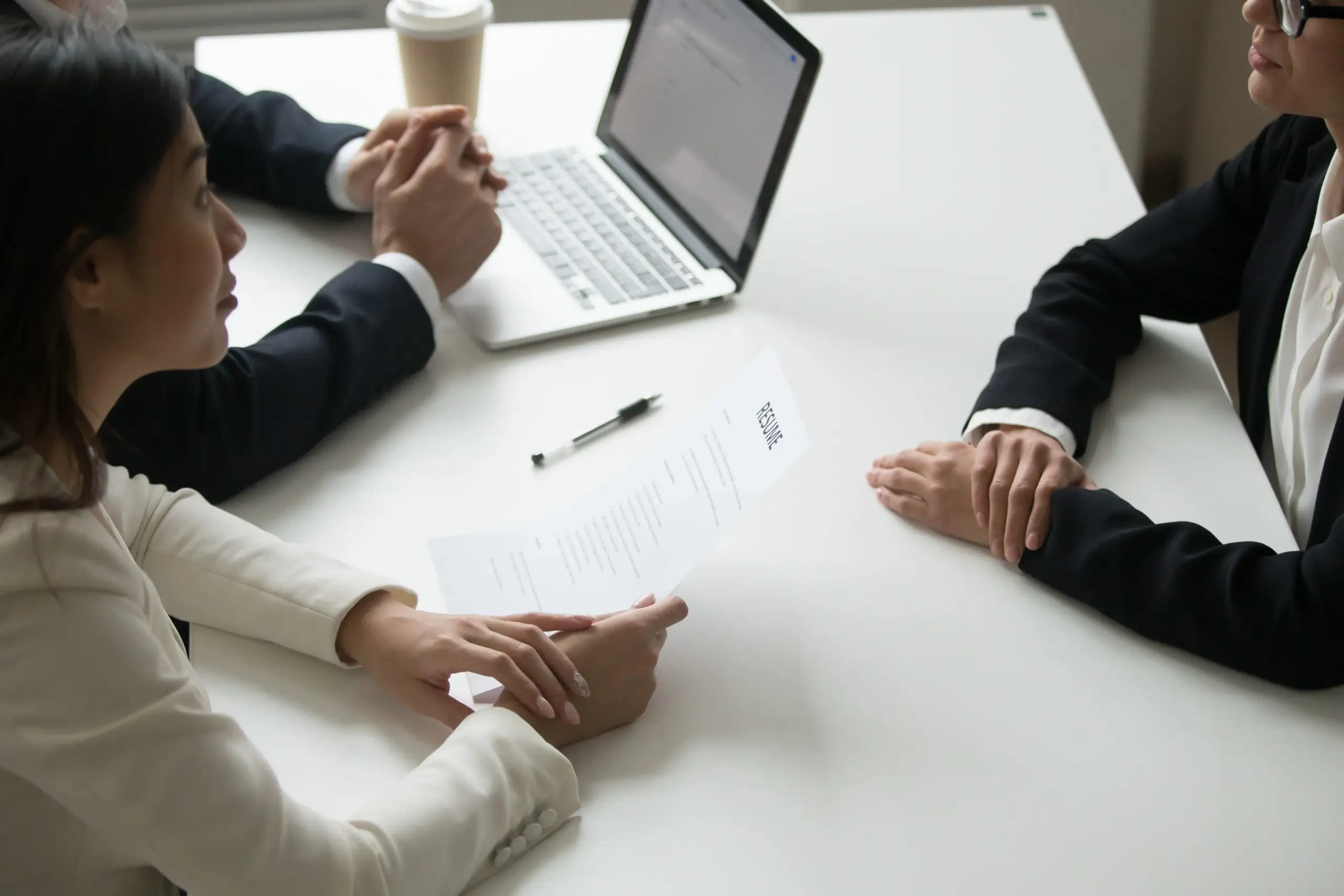 hr managers interviewing job applicant (1)