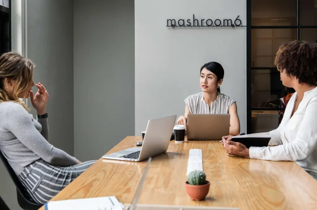 japanese woman business meeting (1)