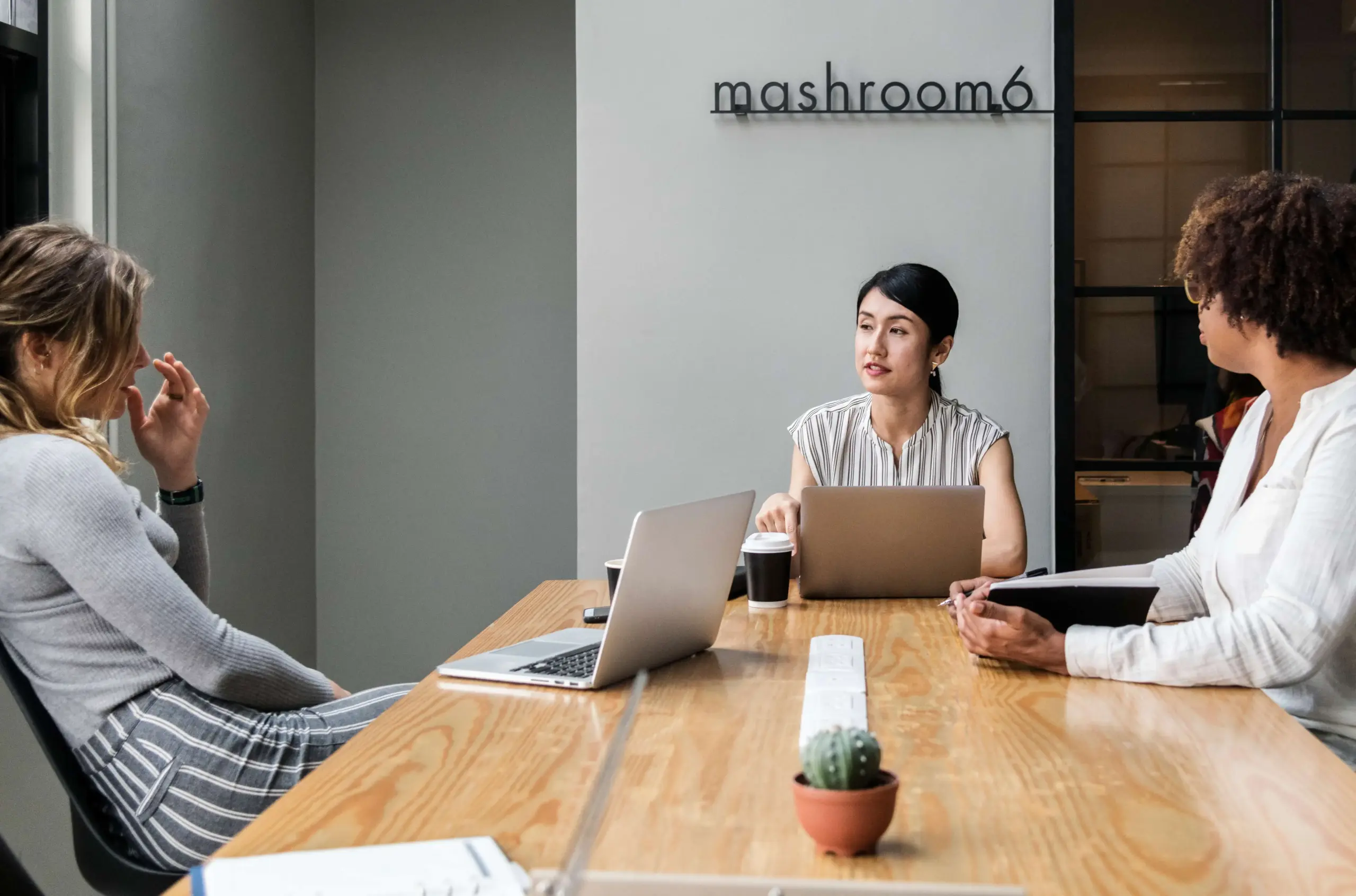 japanese woman business meeting (1)