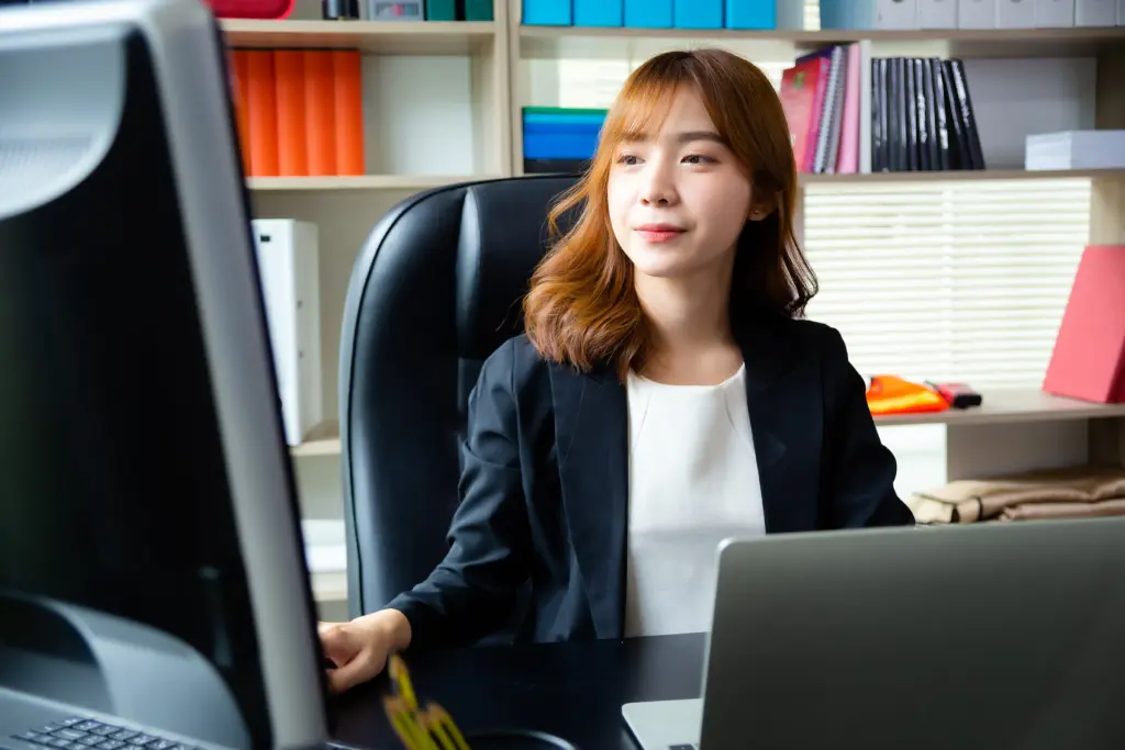 pretty woman working office (1)