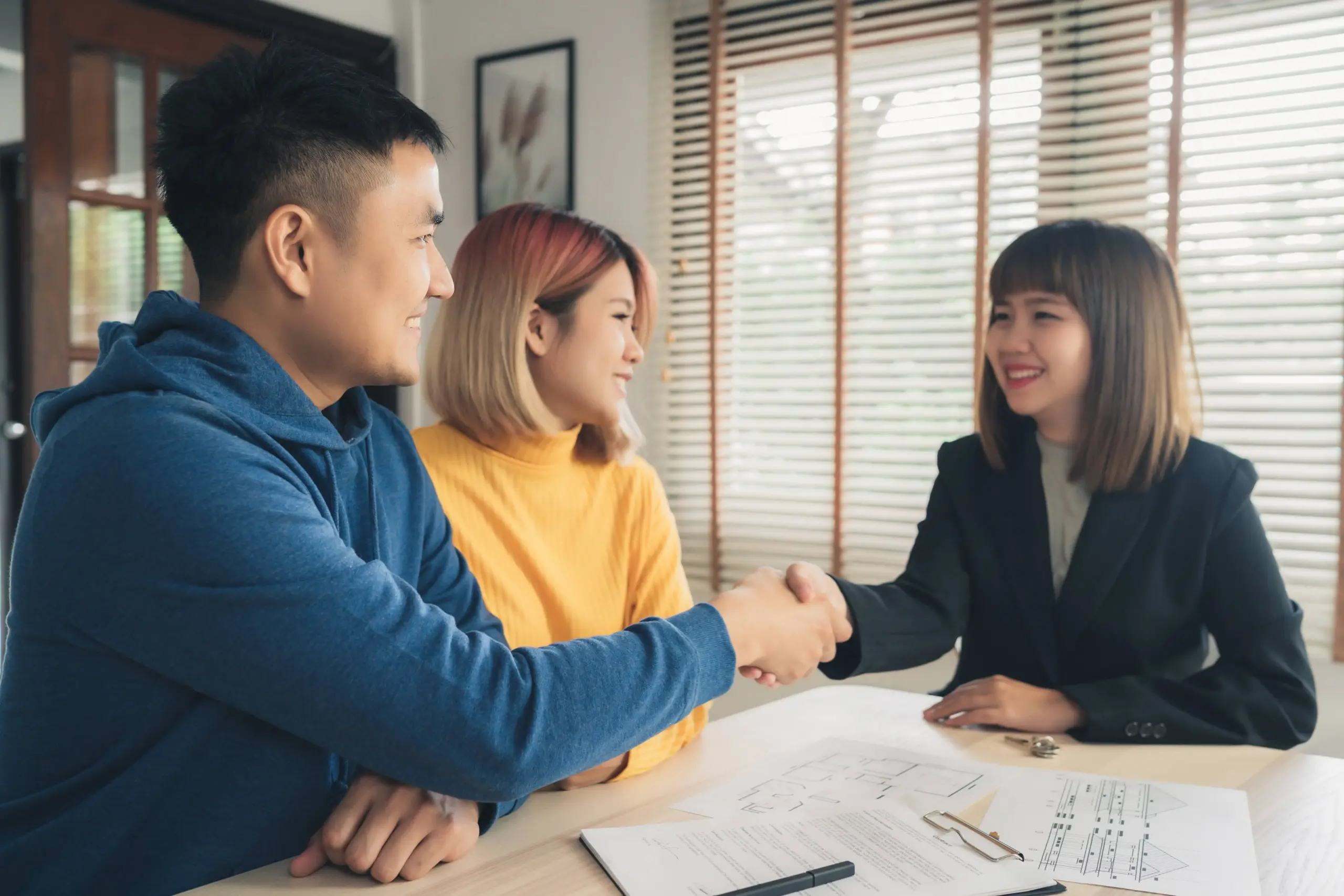 happy young asian couple realtor agent (1)