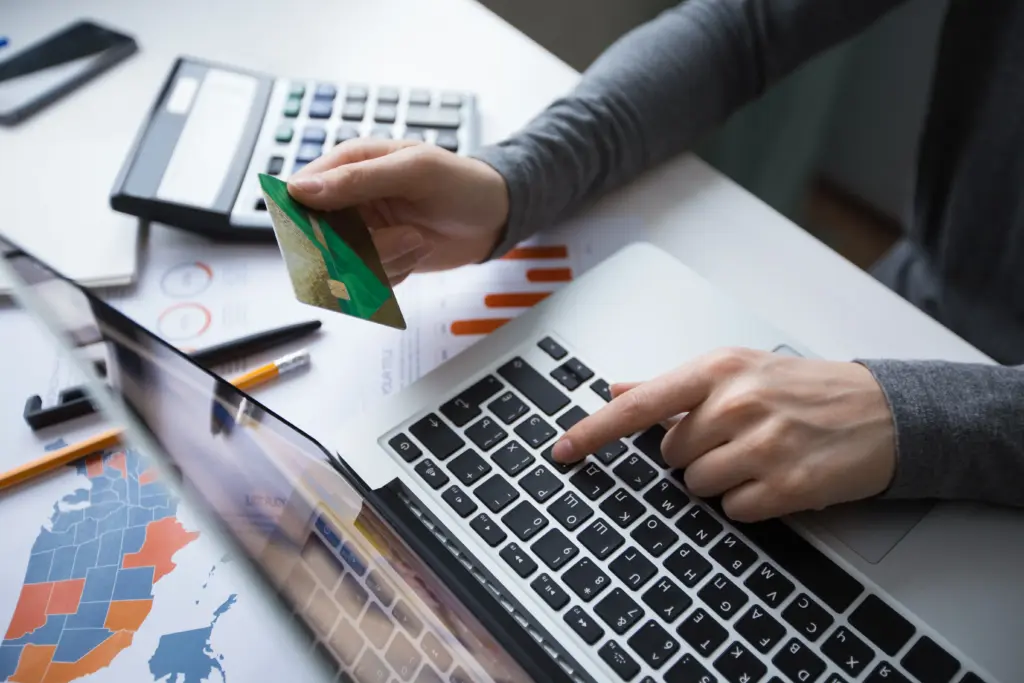 cropped view manager making online payment (1)
