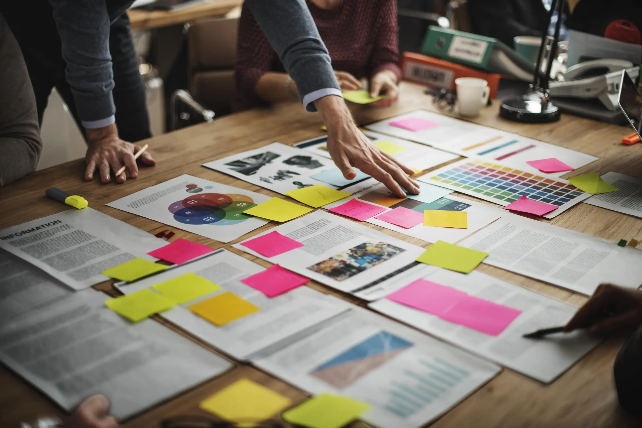 business people are brainstorming (1)