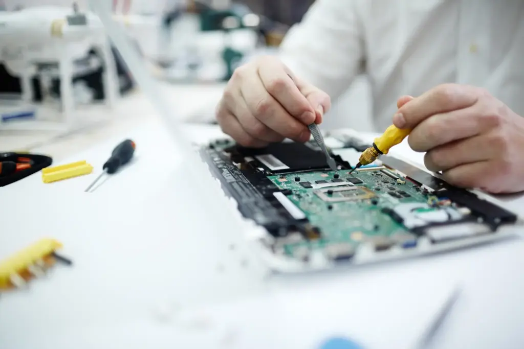 man repairing circuit board laptop max 1mb